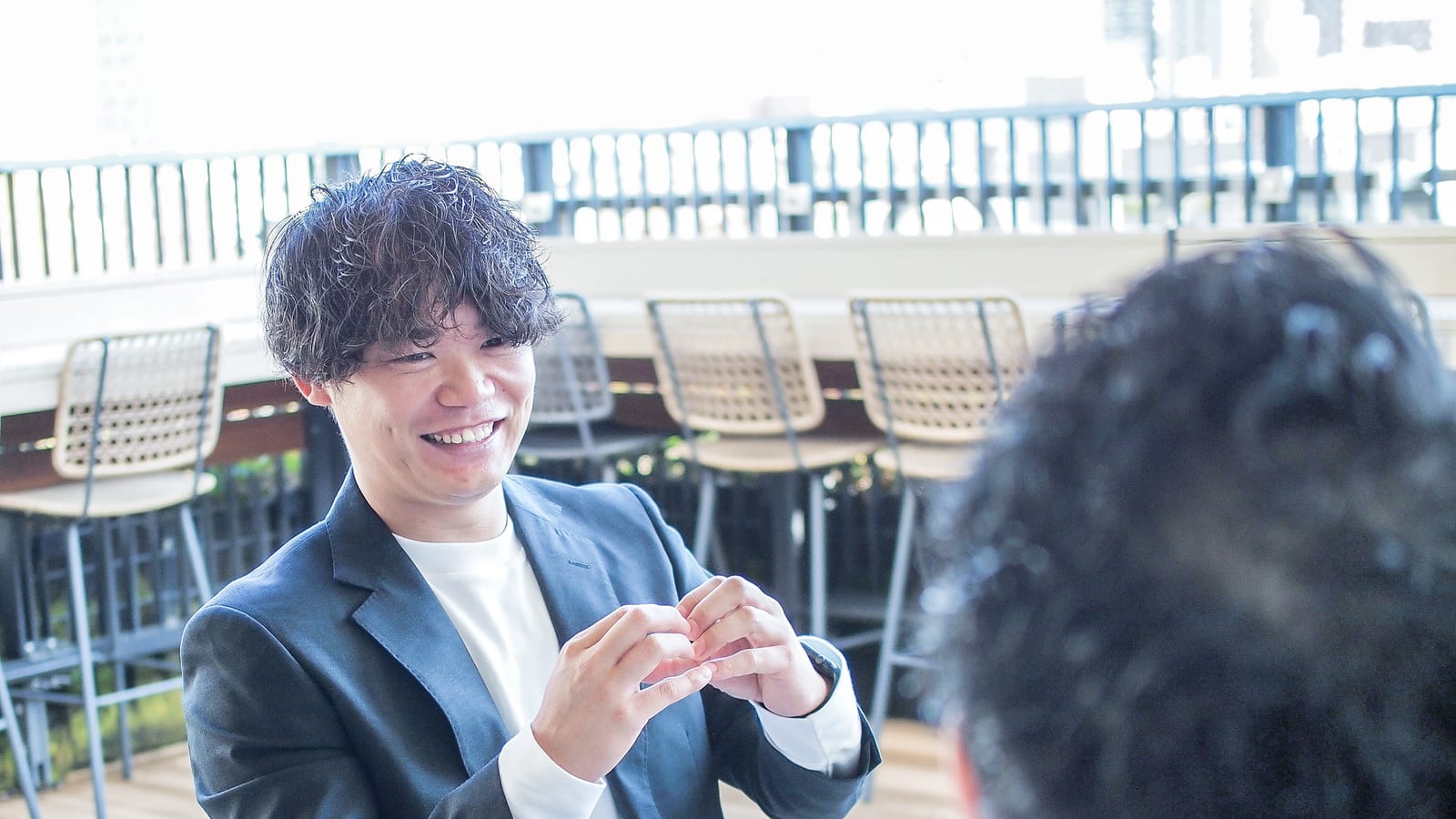 株式会社PROST代表 小川葵が身振りを交えてAI活用について話している様子